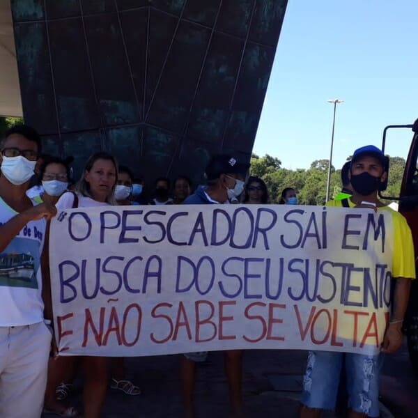 Grupo de quatro pessoas posando para uma foto em um evento social, representando lideranças comunitárias e parceiros.